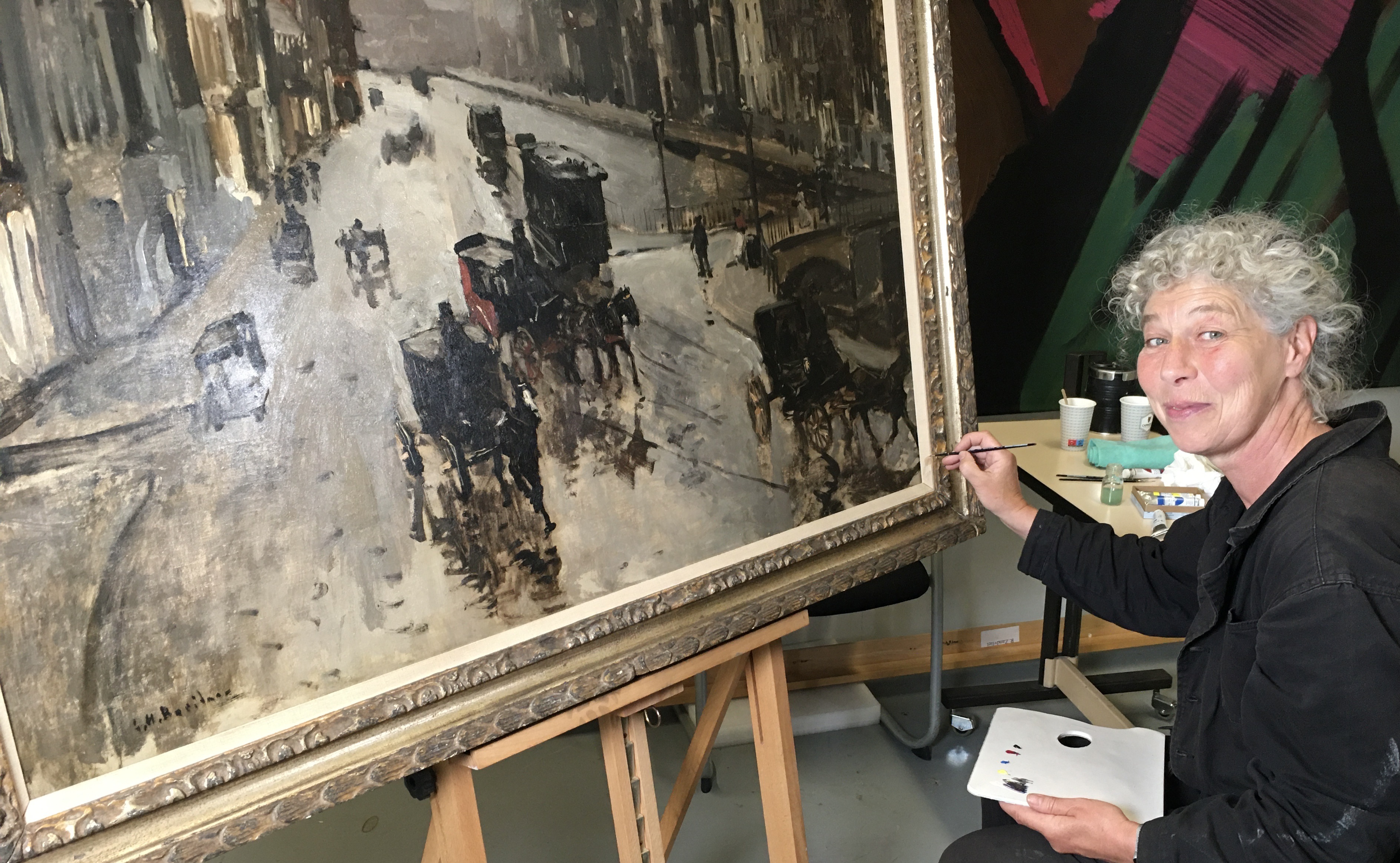 Lulu Welther restaureert een schilderij
